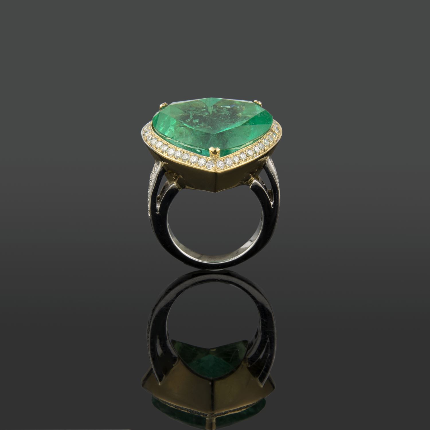 Sortija realizada oro amarillo y oro blanco esmeralda corazón y diamantes.