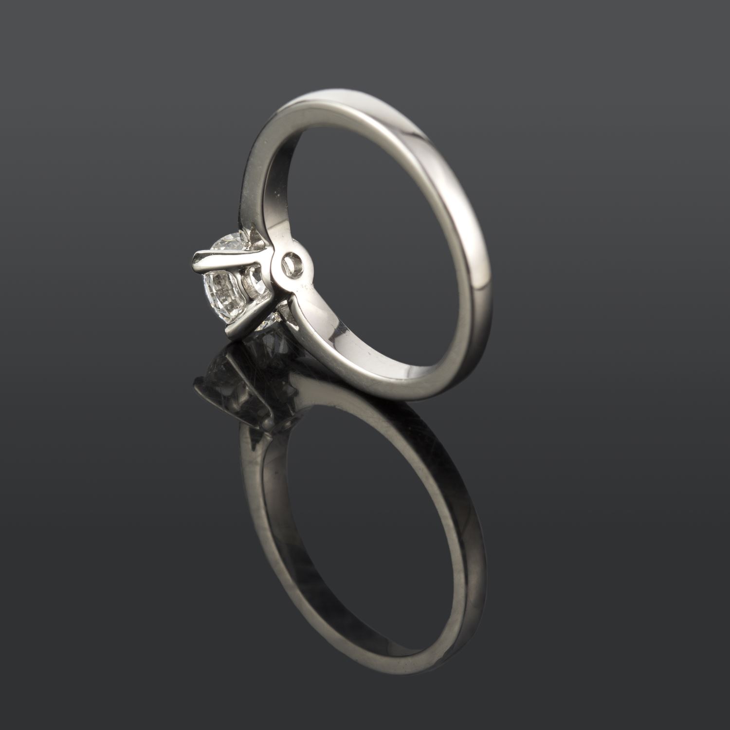 Sortija solitario platino color d, pureza vs1 y peso 1,00 cts.