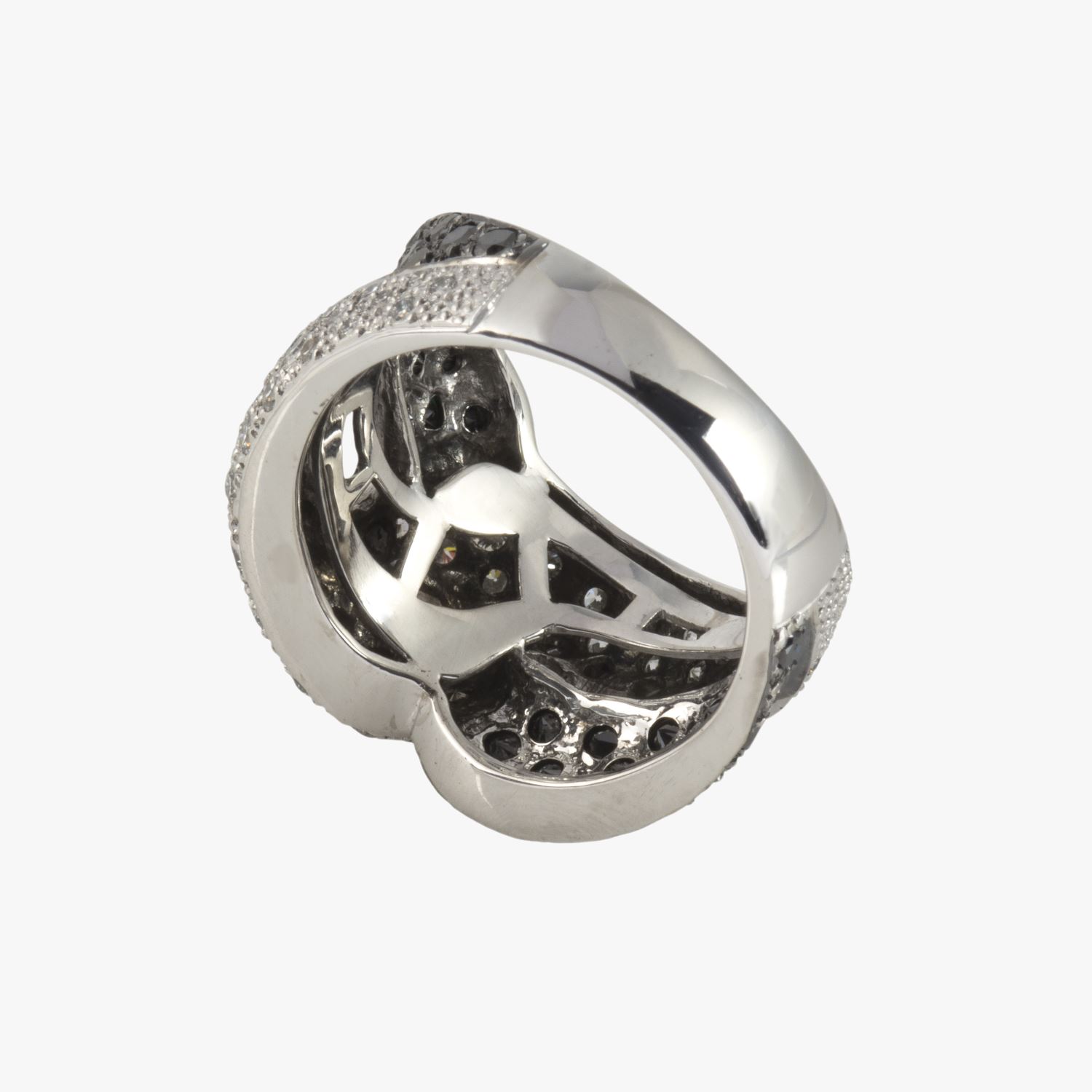 Sortija oro blanco con diamantes naturales.