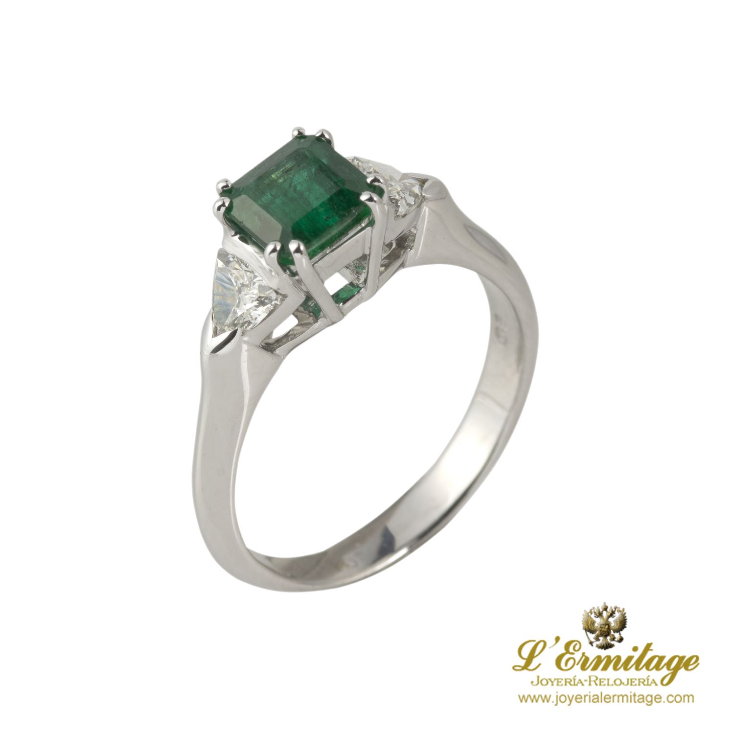Sortija oro blanco esmeralda y diamantes talla trillion.