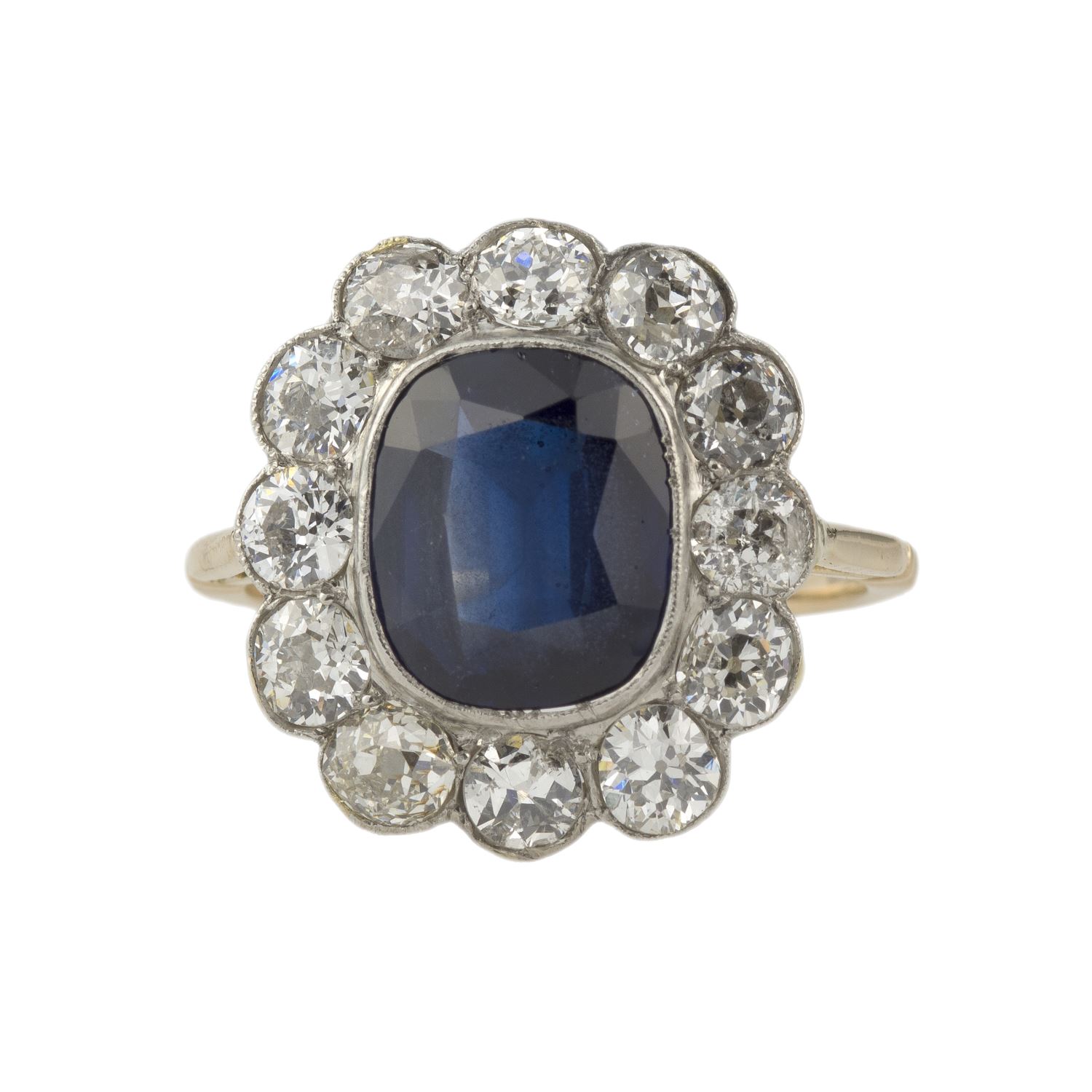 Sortija antigua oro amarillo oro blanco zafiro y orla de diamantes.