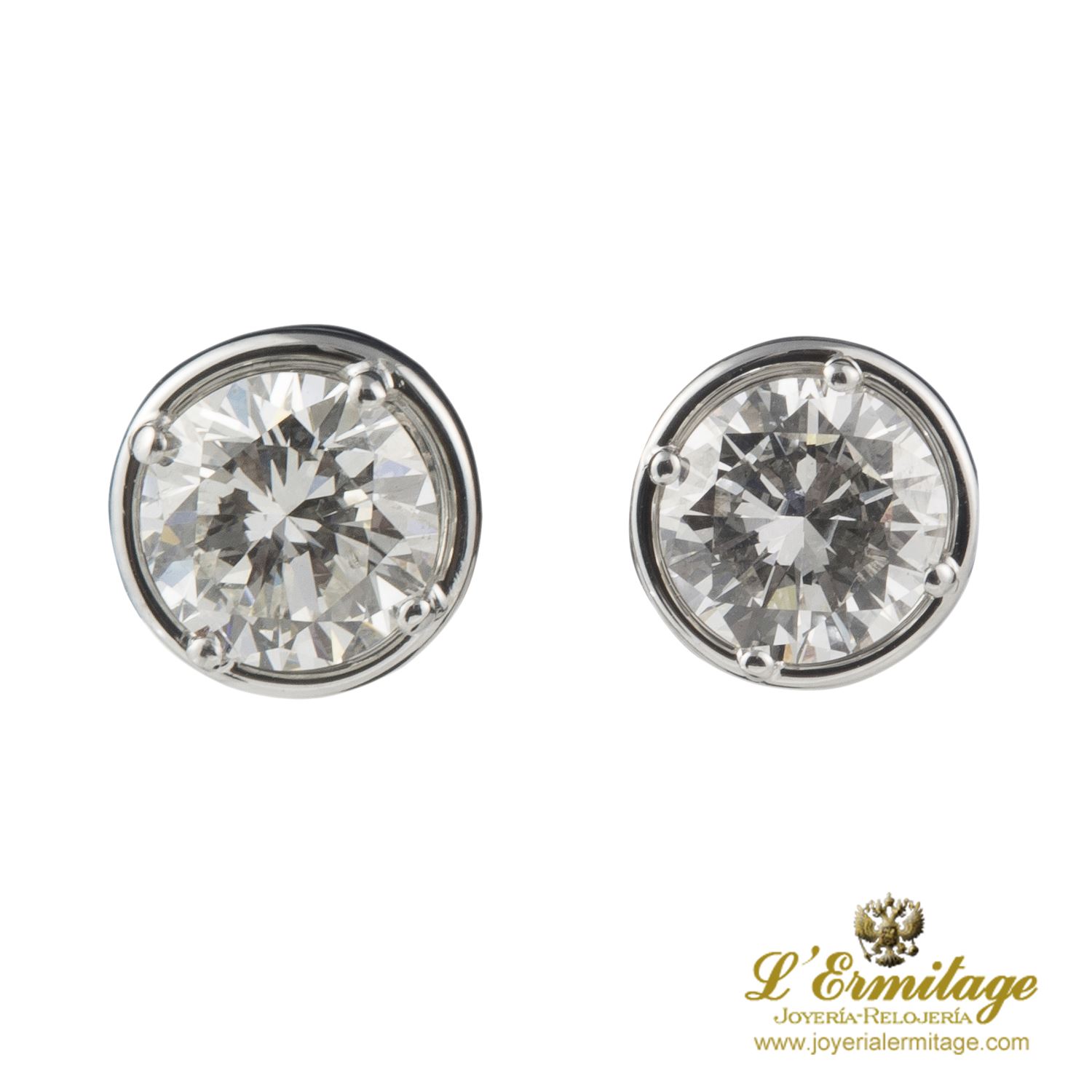 Pendientes dormilonas oro blanco color g, pureza si y peso 3,02 cts.