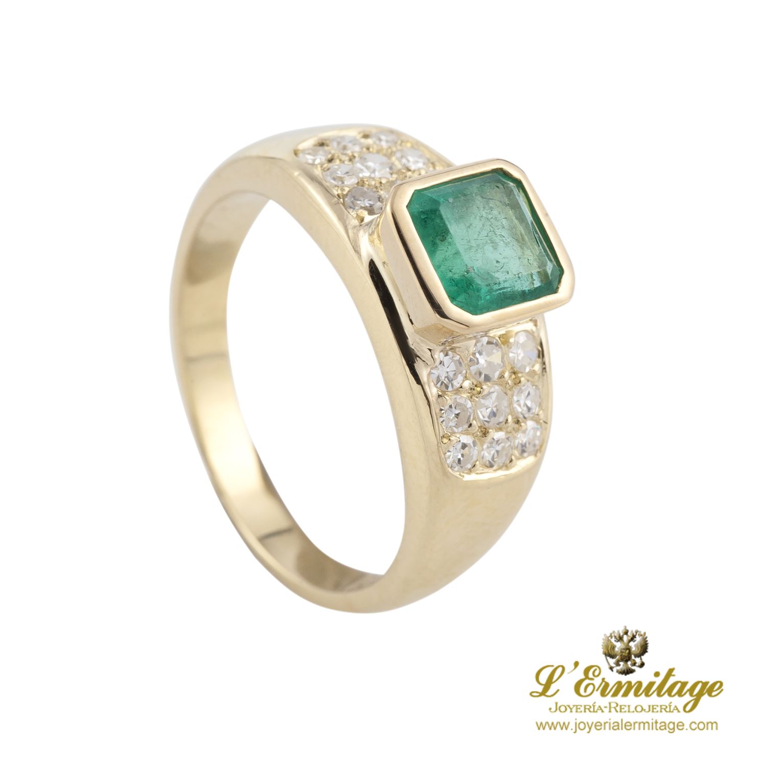 Sortija oro amarillo esmeralda y cuajado de diamantes.