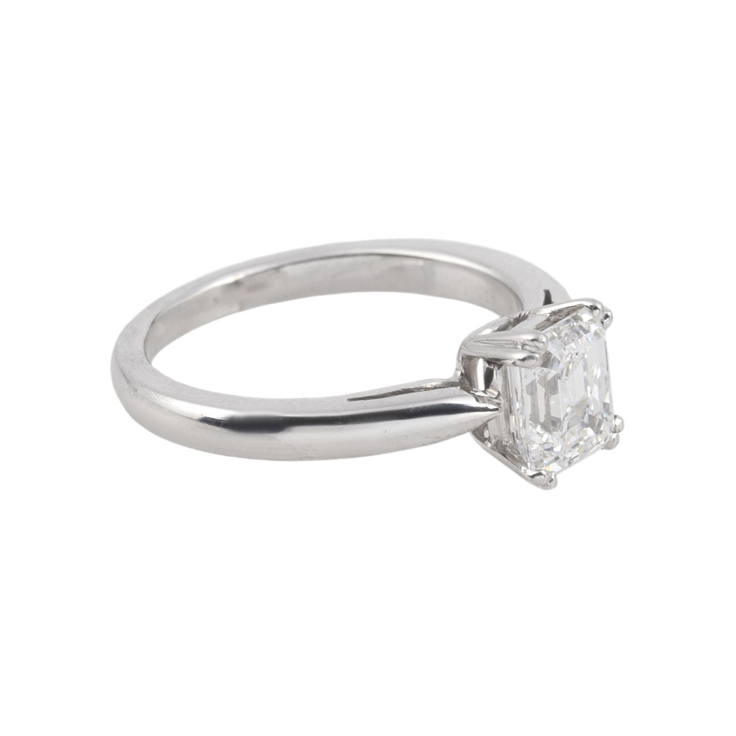 Solitario en oro blanco con brillante color f, pureza vs1 y peso 1,51 ct.