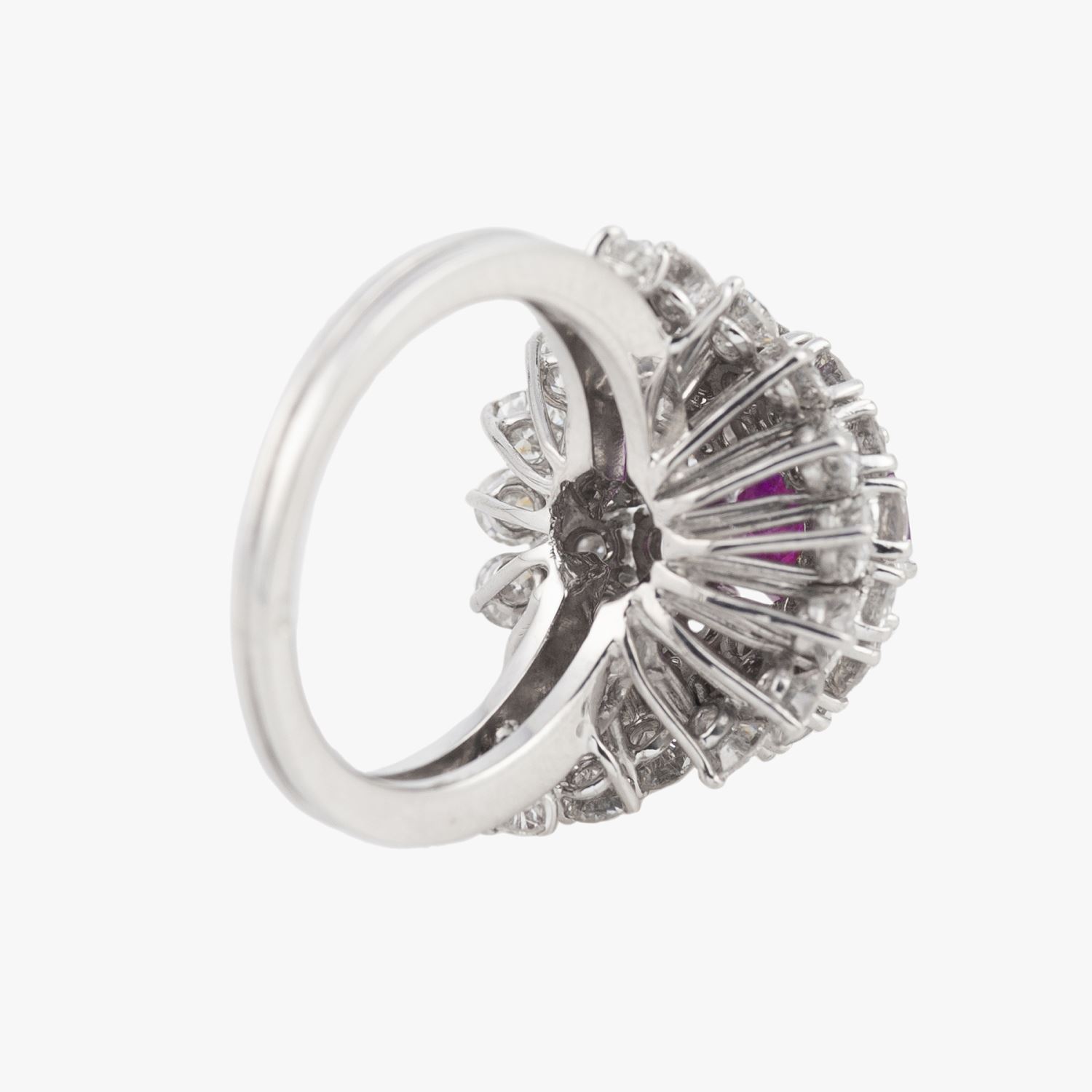 Sortija oro blanco rubí y diamantes.