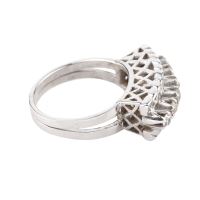 Sortija en oro blanco con diamantes naturales.