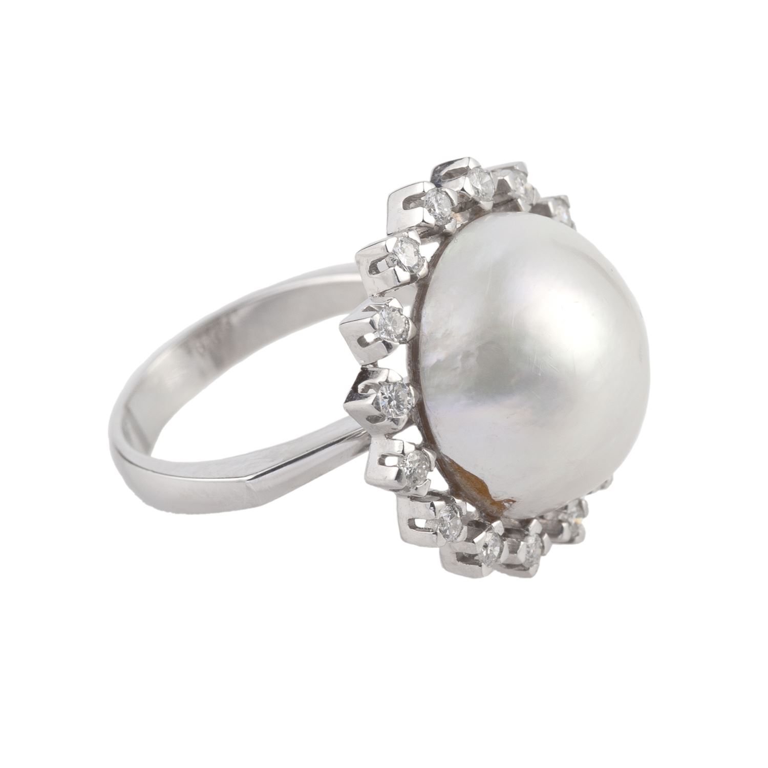 Sortija en oro blanco con perla y orla de brillantes.