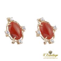 Pendientes en oro amarillo con coral y diamantes.