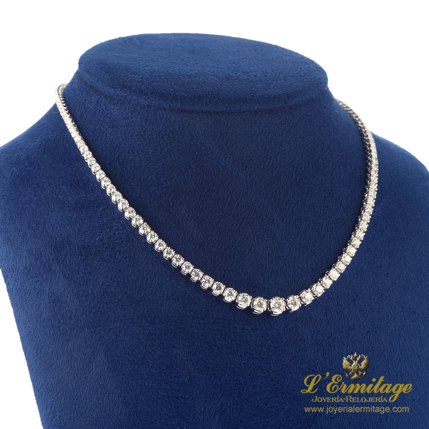 Collar riviere en oro blanco con diamantes naturales.