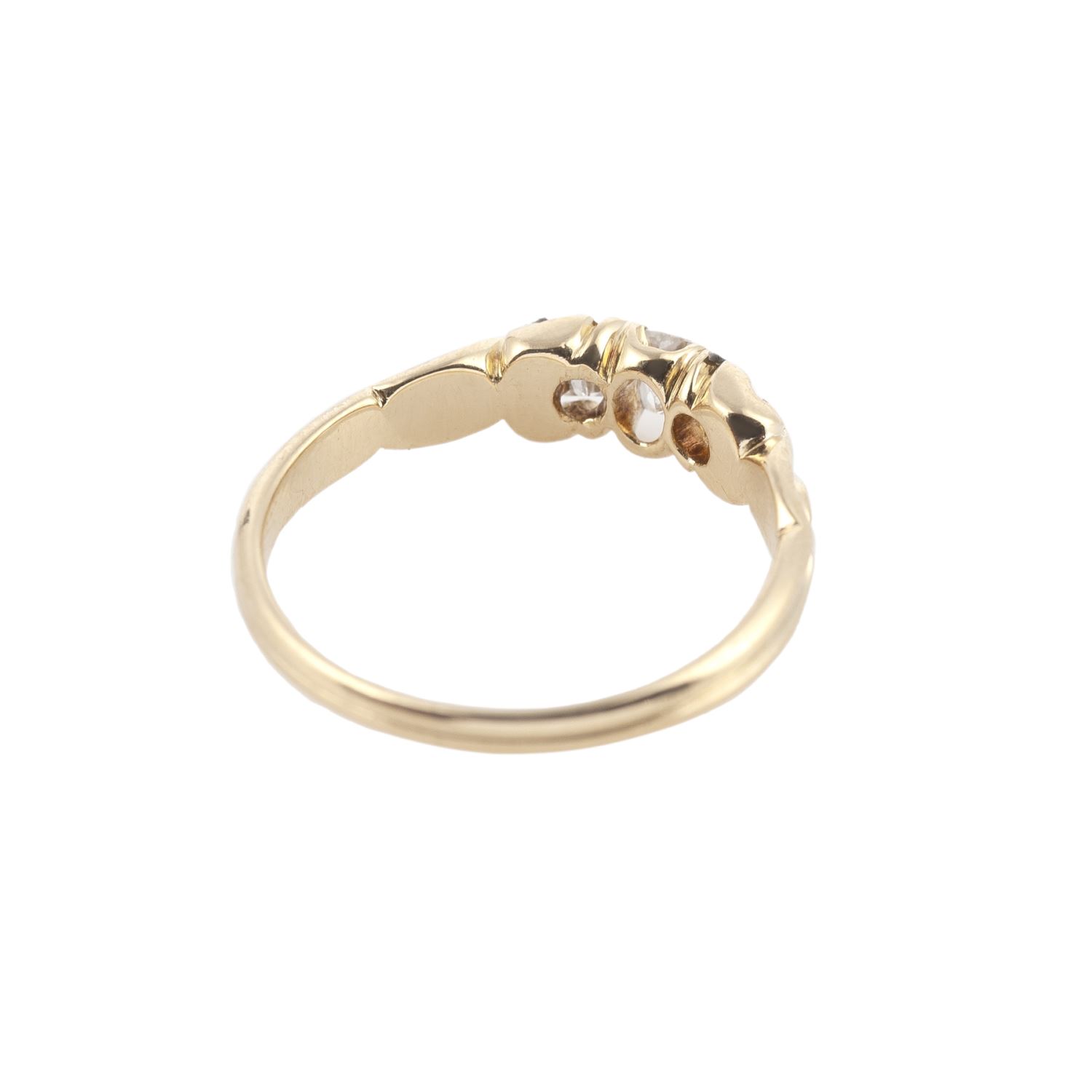 Sortija tresillo en oro amarillo con tres diamantes naturales.