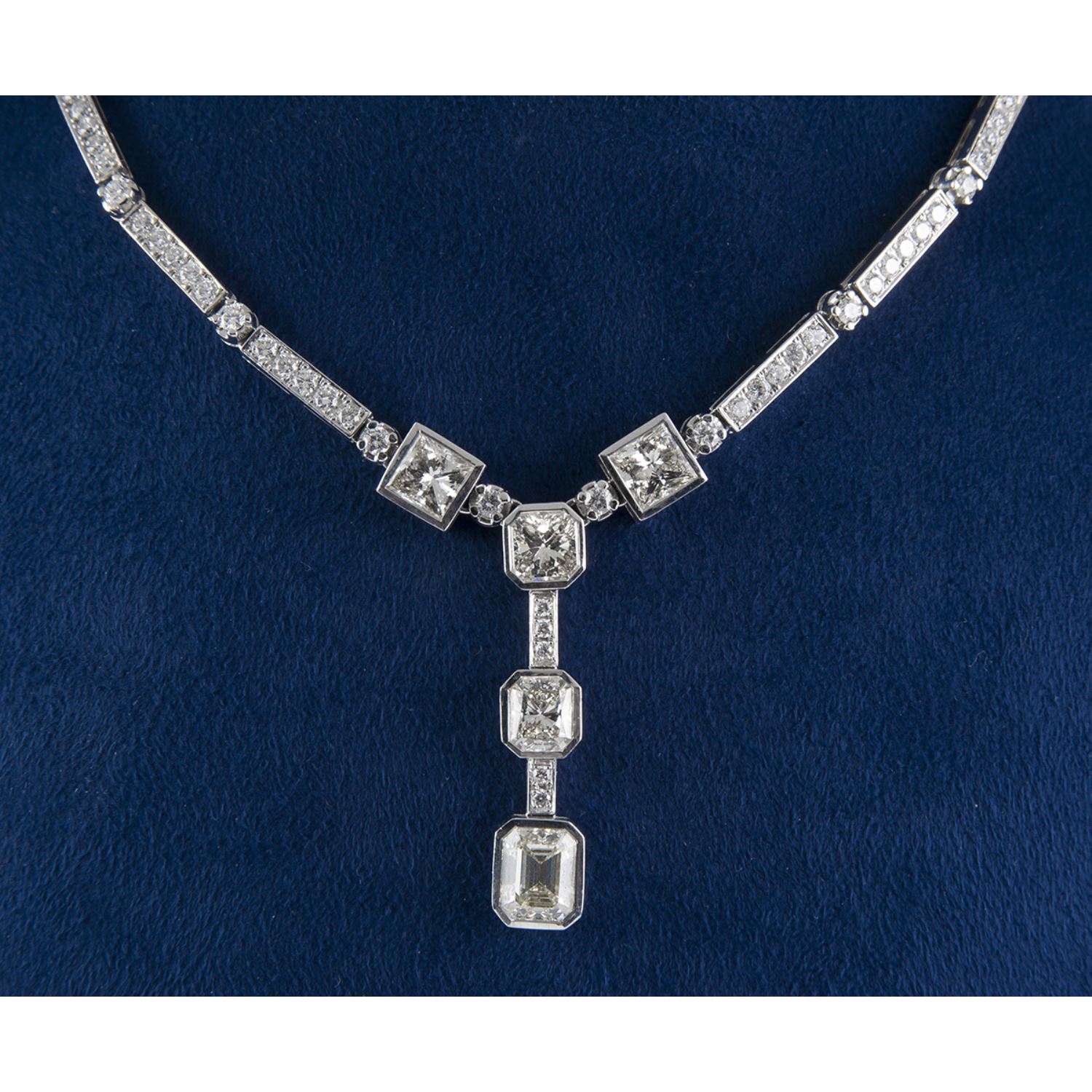 Collar en oro blanco con brillantes.