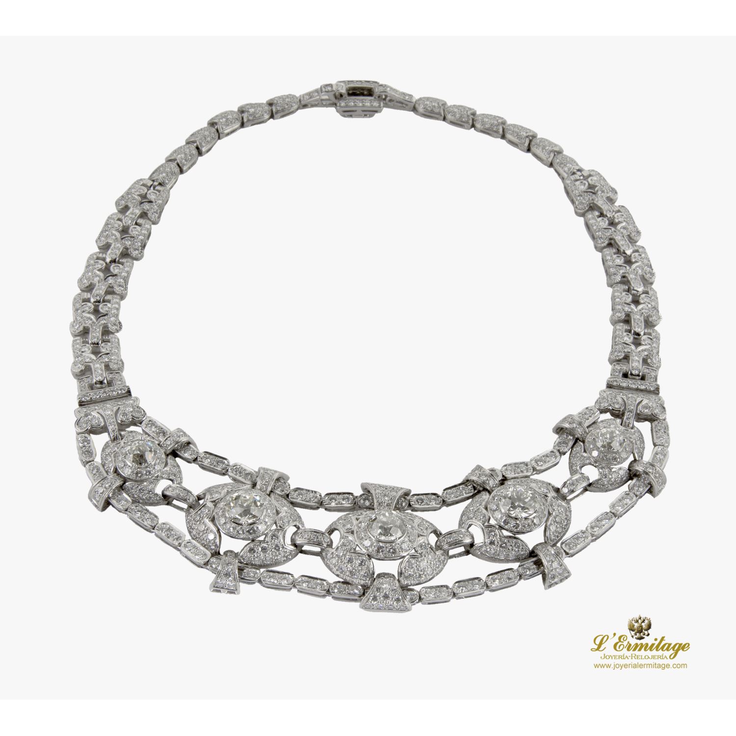 Collar en oro blanco con diamantes naturales.