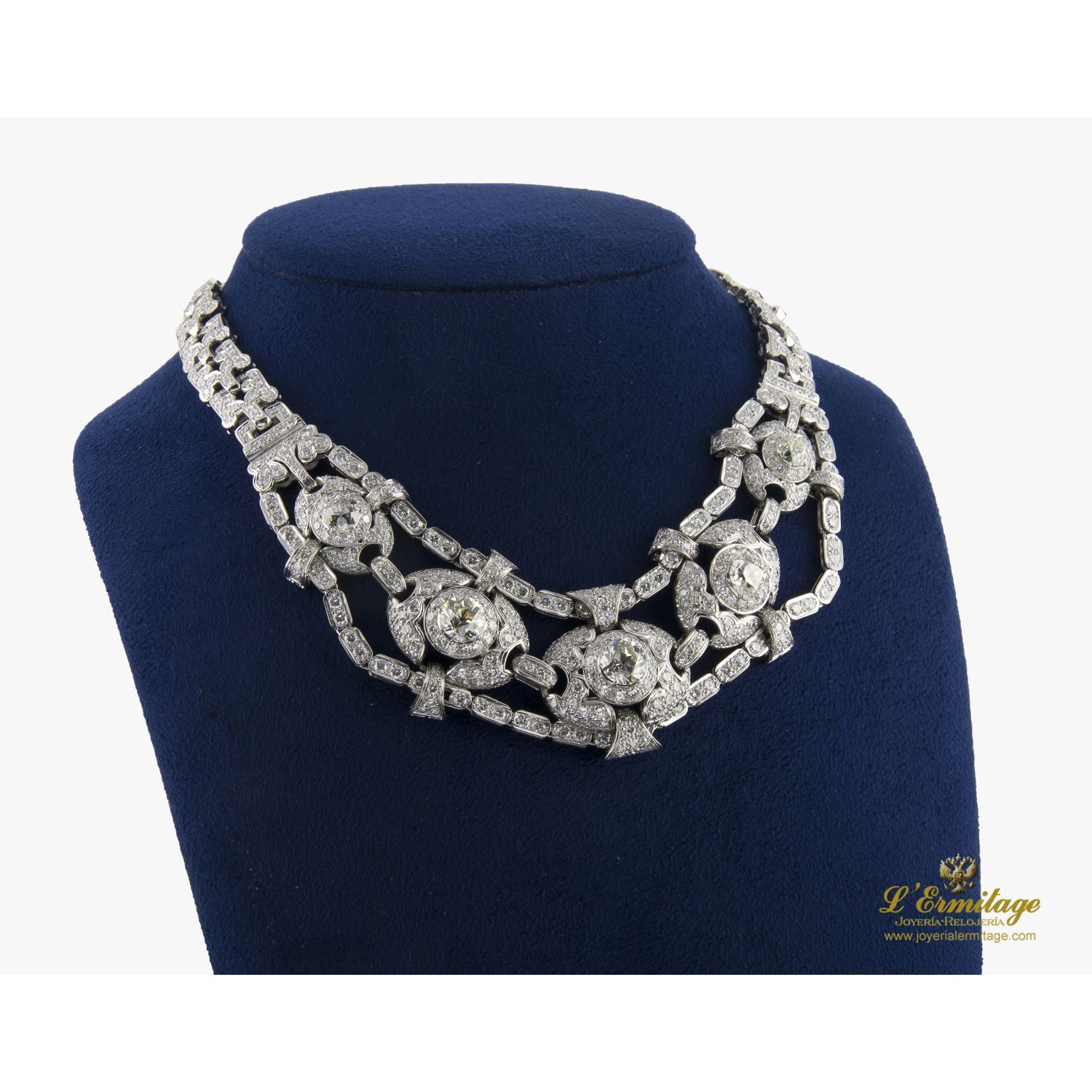 Collar en oro blanco con diamantes naturales.