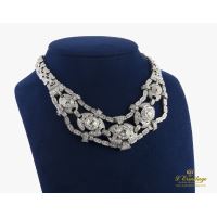 Collar en oro blanco con diamantes naturales.