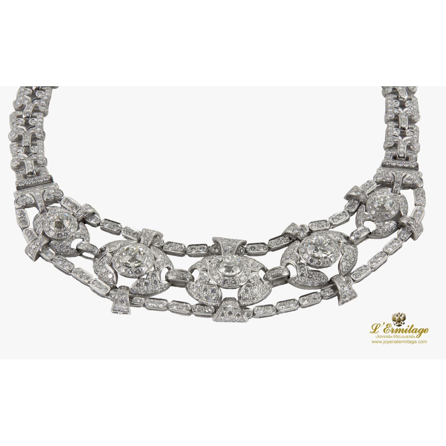 Collar en oro blanco con diamantes naturales.