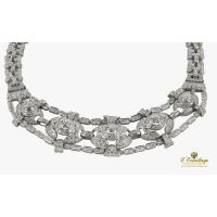 Collar en oro blanco con diamantes naturales.