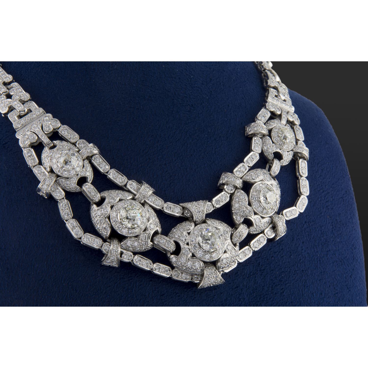 Collar en oro blanco con diamantes naturales.