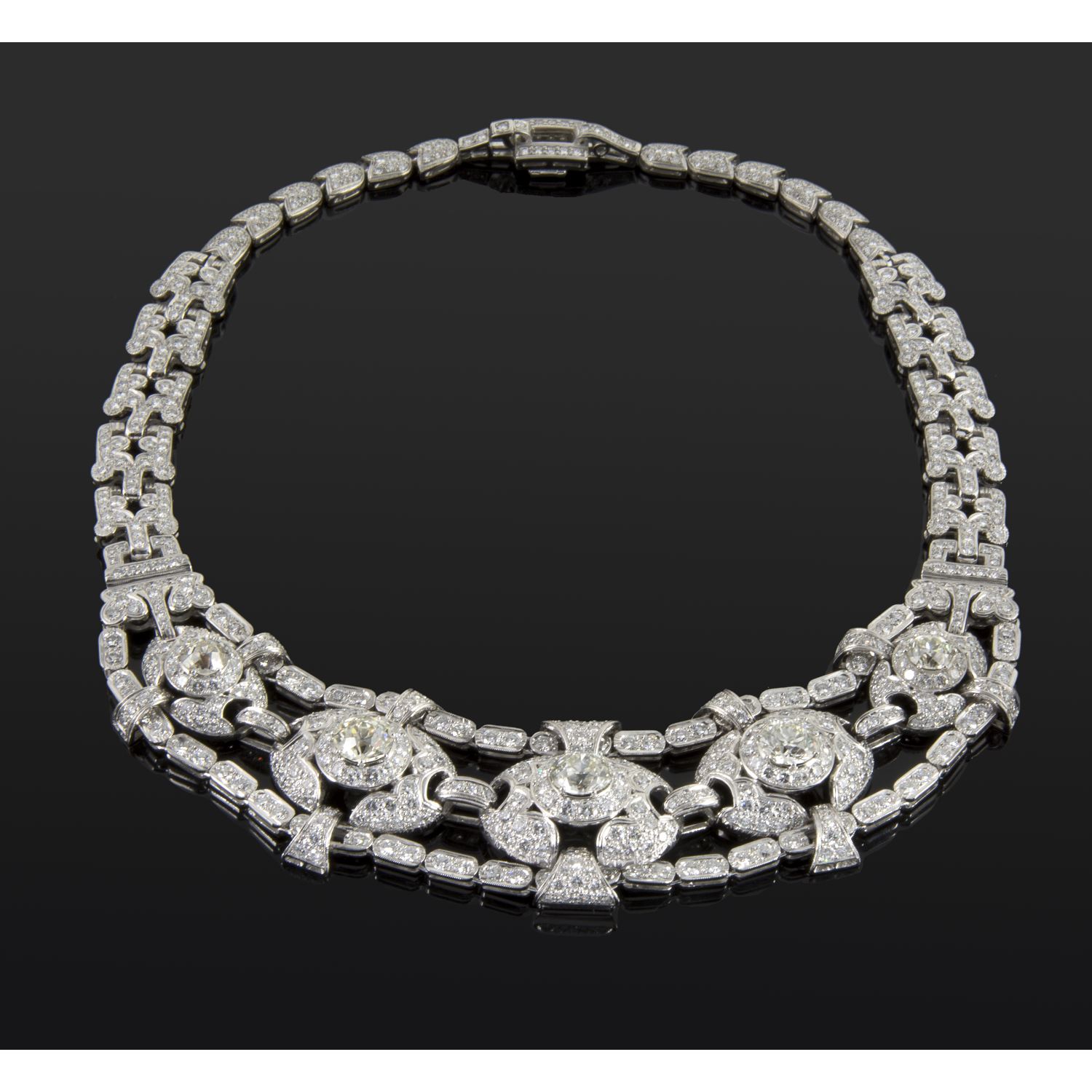 Collar en oro blanco con diamantes naturales.