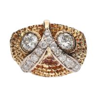 Sortija en oro amarillo con diamantes naturales.