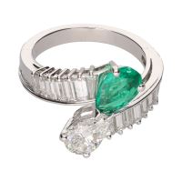 Sortija tu y yo en oro blanco con diamantes y esmeralda.
