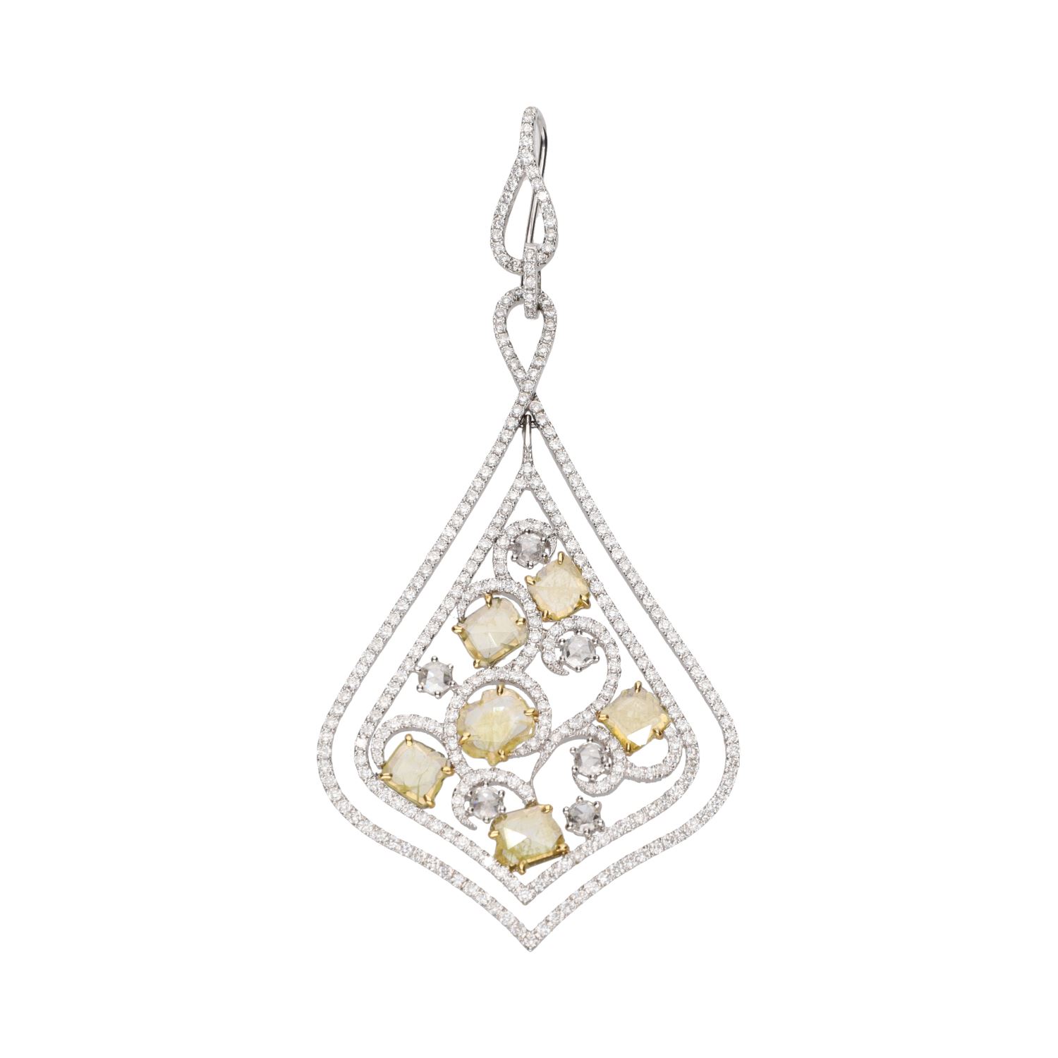 Pendientes largos en oro blanco con diamantes blancos y amarillos.