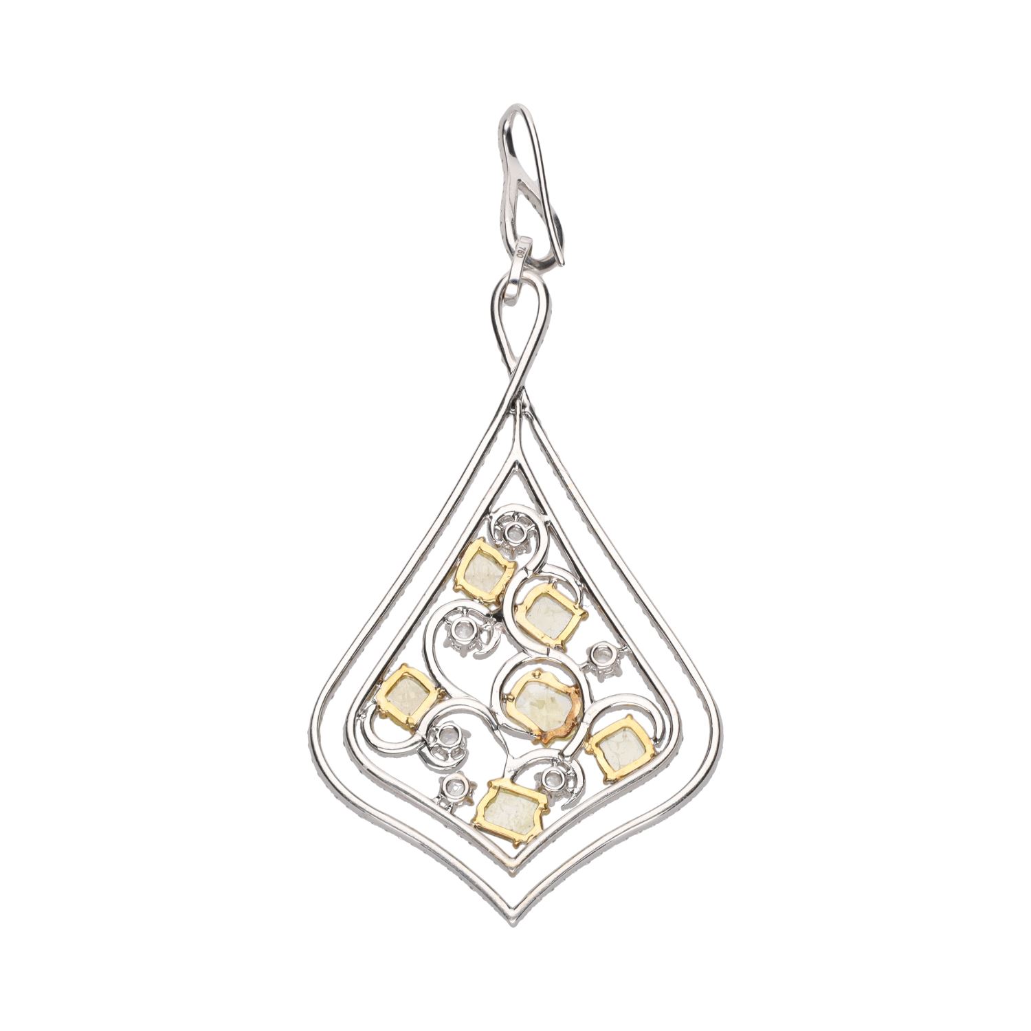 Pendientes largos en oro blanco con diamantes blancos y amarillos.