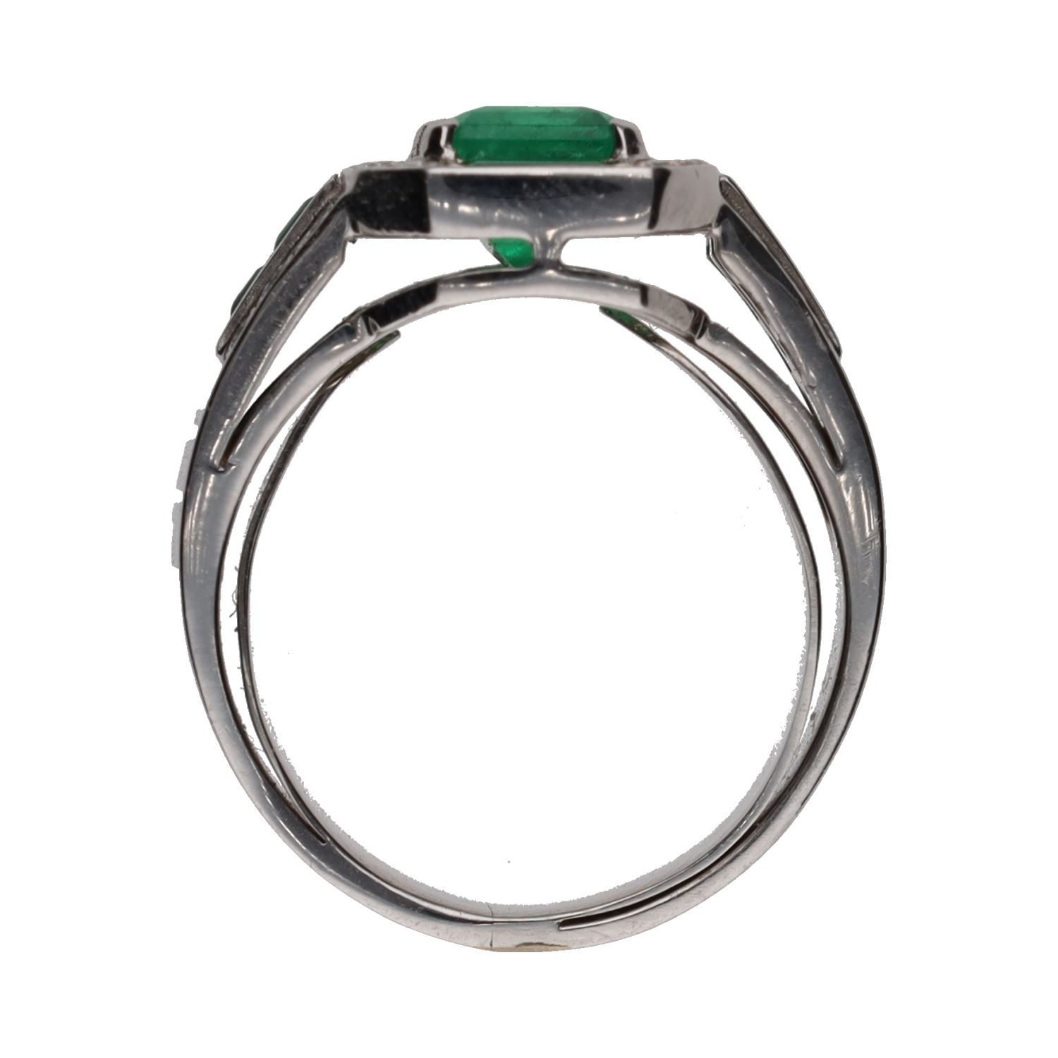 Sortija en oro blanco con esmeraldas y brillantes. Talla 13.