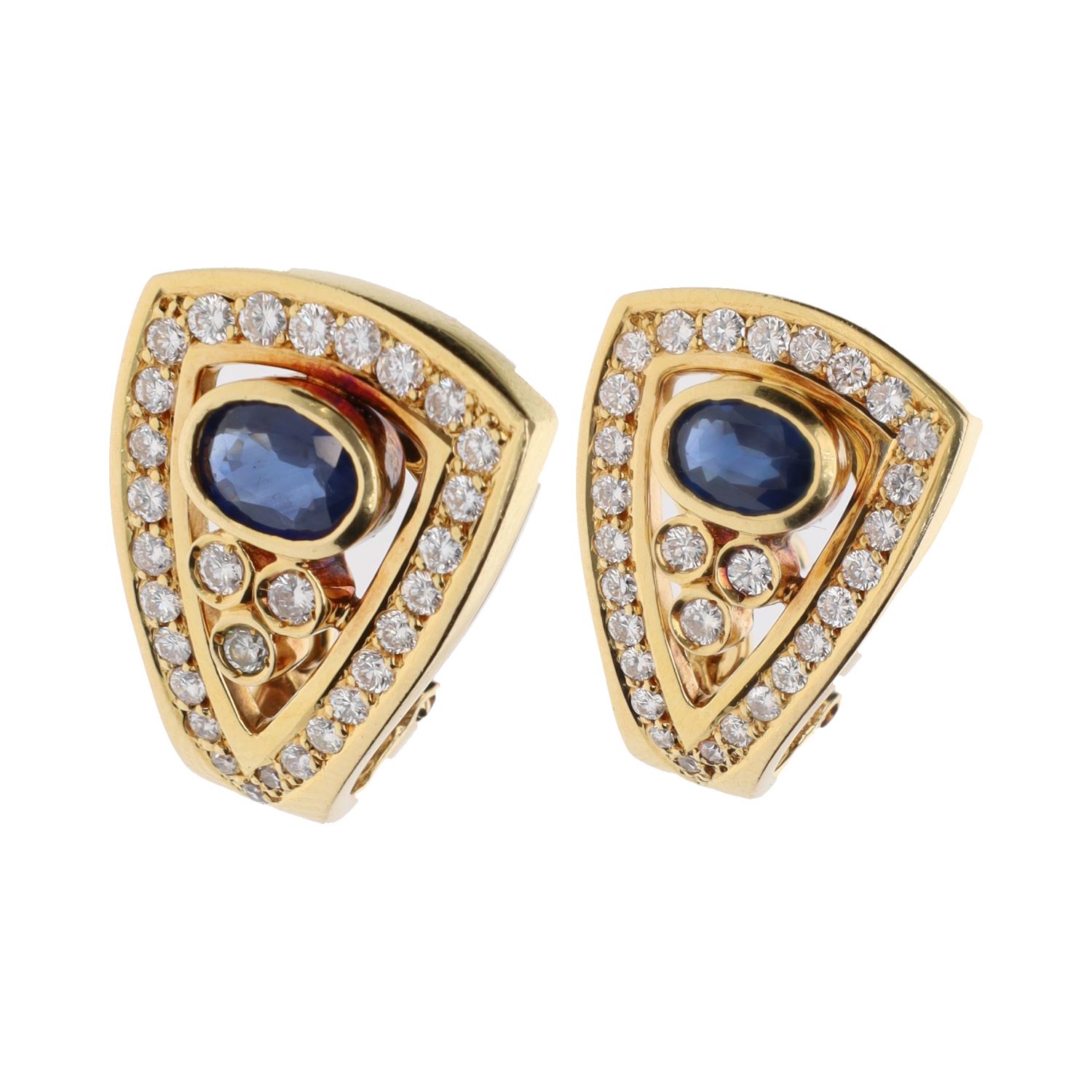 Pendientes en oro amarillo con zafiros y brillantes.