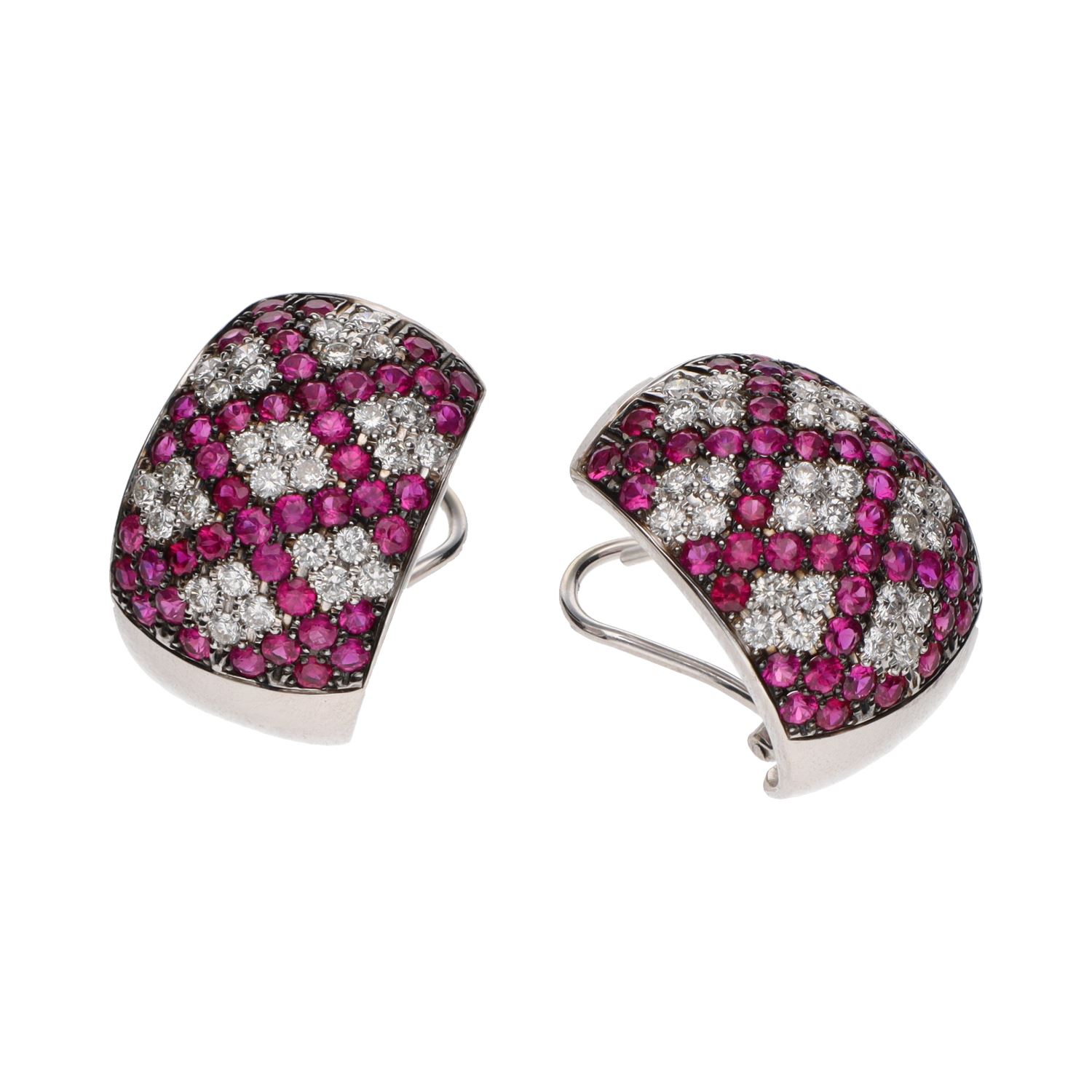 Pendientes en oro blanco con rubíes y brillantes.