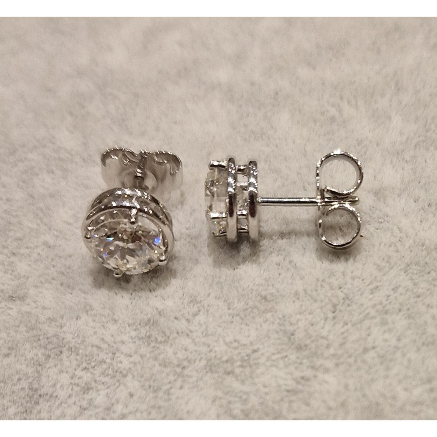 Pendientes dormilonas en oro blanco y brillantes. Peso 3,79, color h, pureza vs1.