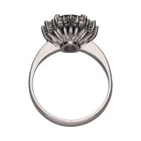 Sortija en oro blanco con zafiro y brillantes.