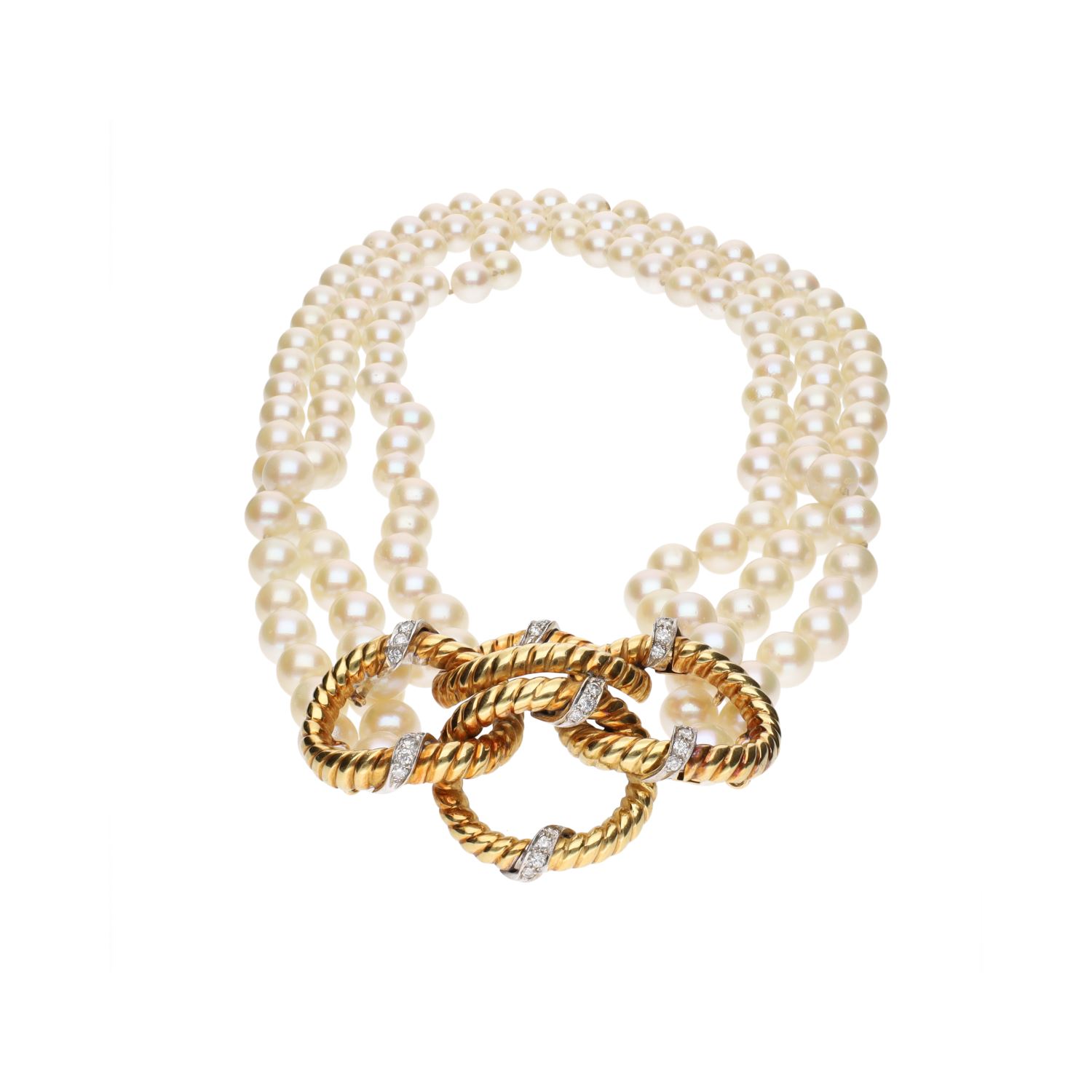 Collar de perlas con cierre en oro amarillo y brillantes.