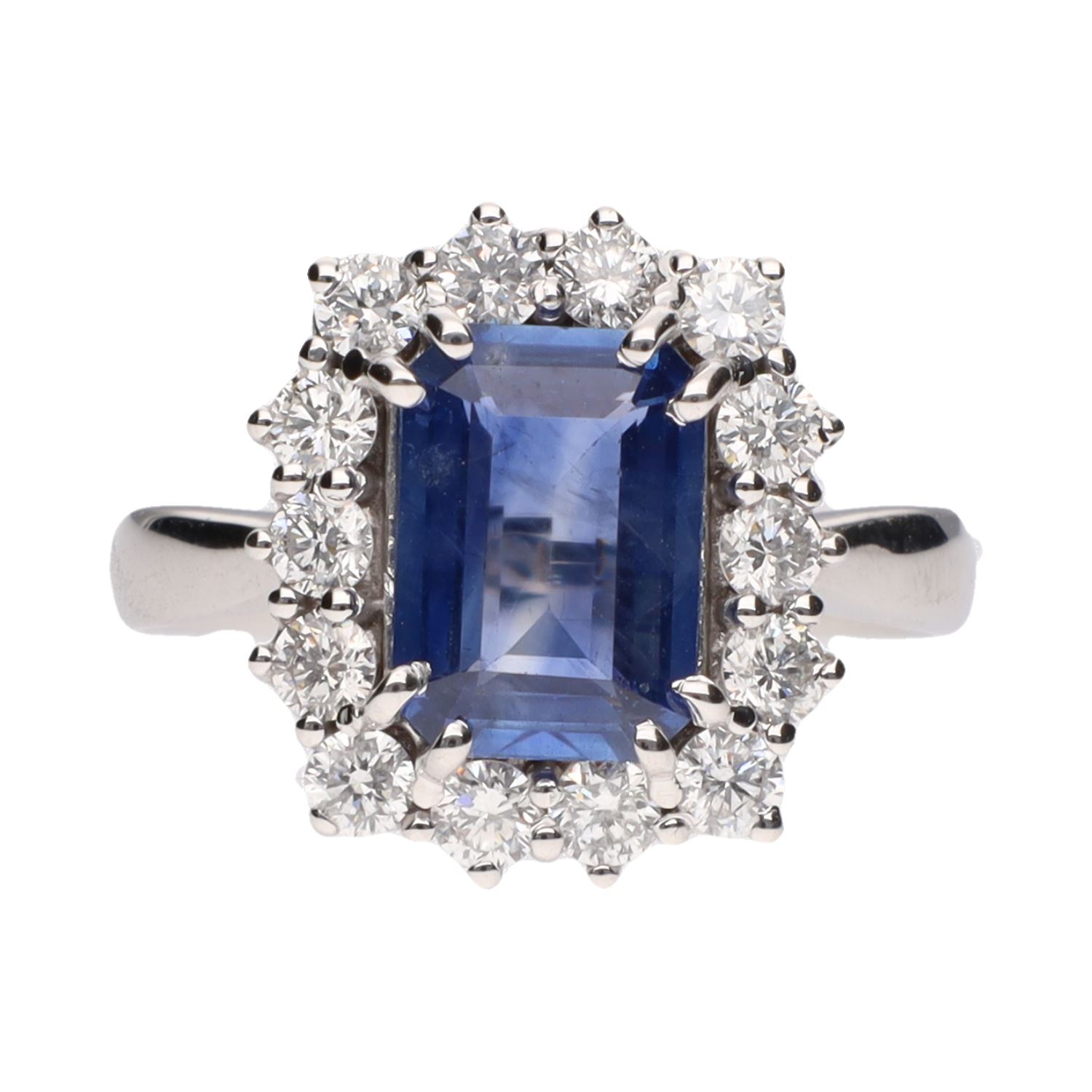 Sortija en oro blanco con zafiro y brillantes.