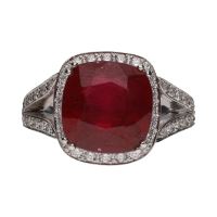 Sortija en oro blanco con rubí y brillanates. Talla 12.