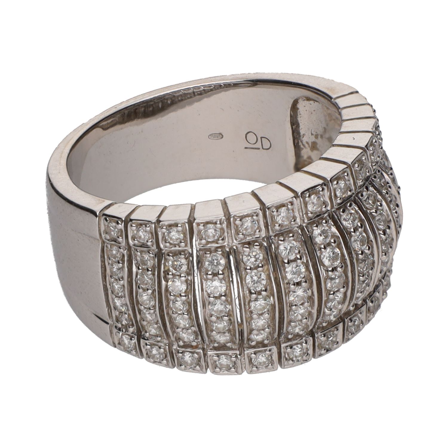 Sortija ancha en oro blanco con filas de brillantes. Talla 16.
