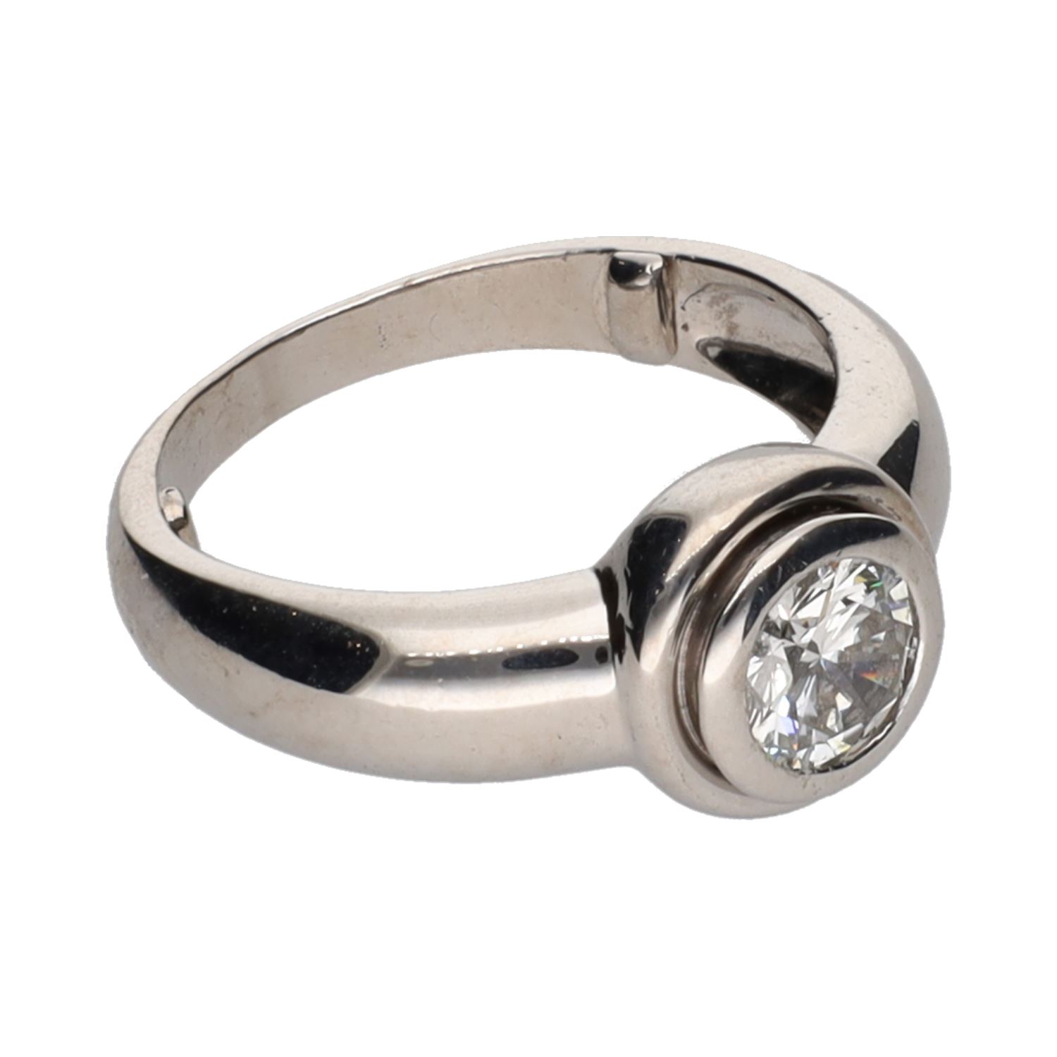 Sortija solitario en oro blanco con un brillante. Talla 7.
