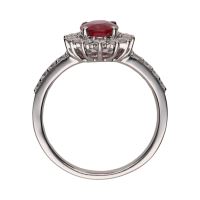 Sortija en oro blanco con rubí y brillantes.