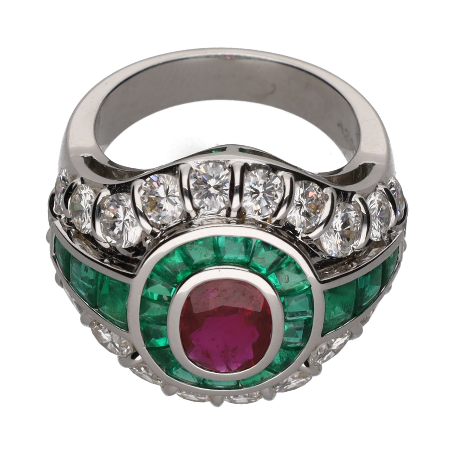 Sortija en oro blanco con rubí, esmeraldas y brillantes. Talla 14.