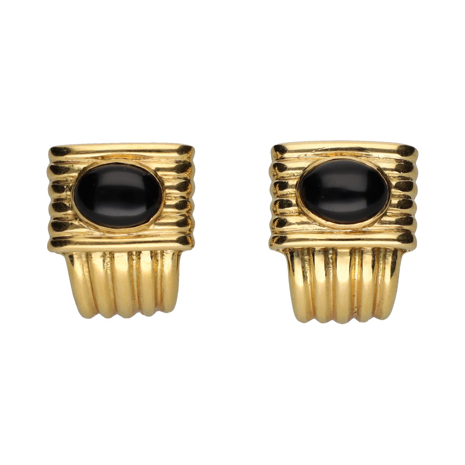 Pendientes en oro amarillo con onix.