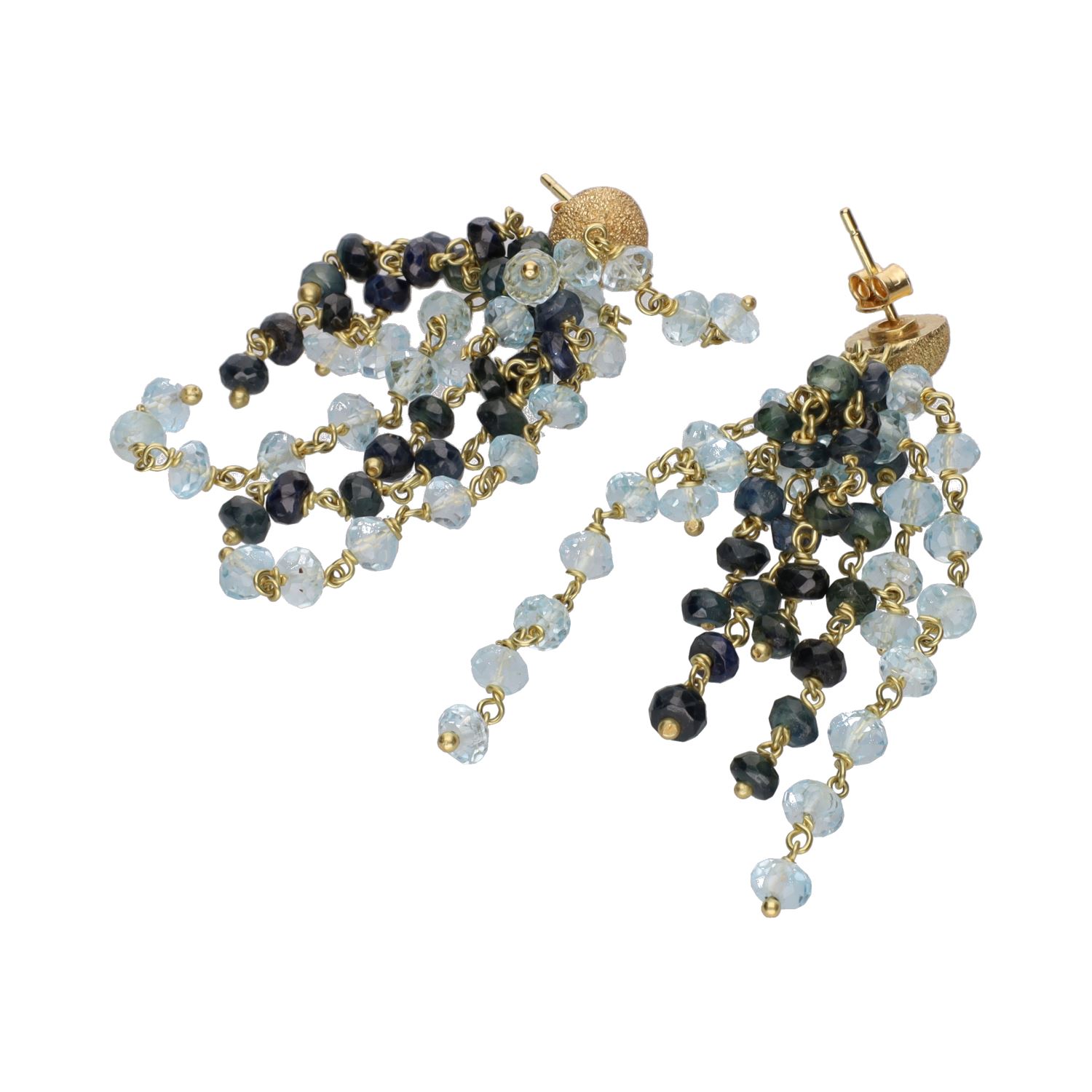 Pendientes largos en oro amarillo con bolitas de topacios y zafiros.