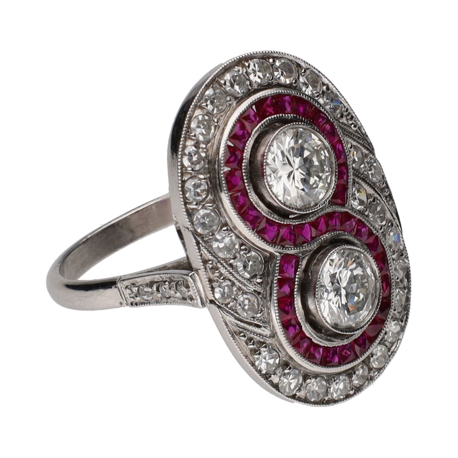 Sortija en platino con dos brillantes centrales, rubíes y detalles con diamantes. Talla 16.