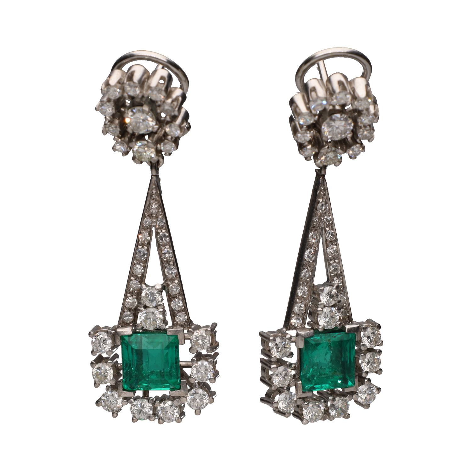 Pendientes en oro blanco con esmeraldas y brillantes.