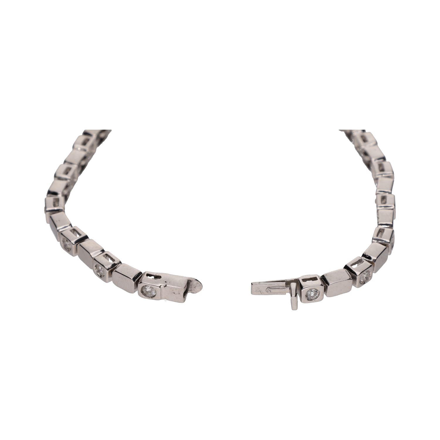 Pulsera tipo riviere en oro blanco con brillantes en chatón.