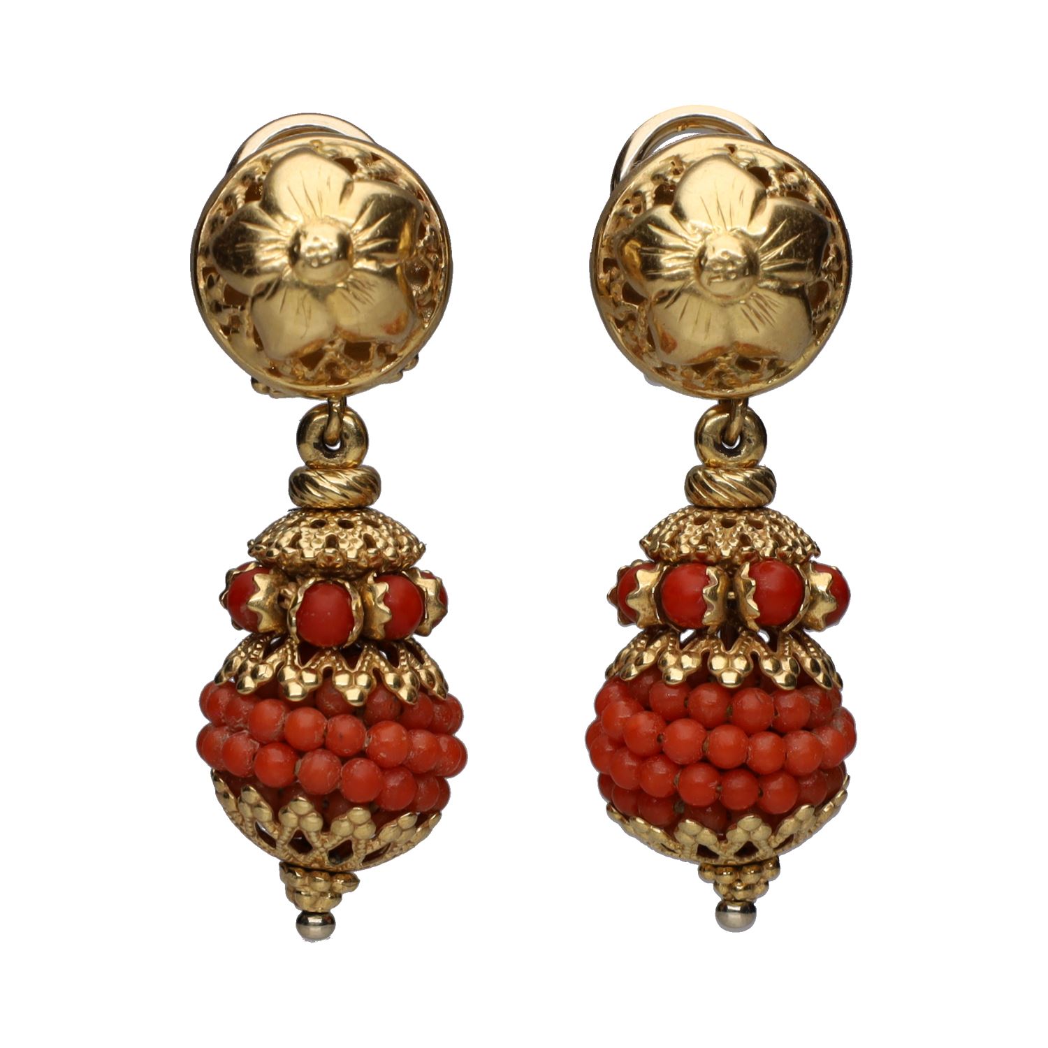 Pendientes largos realizados en oro amarillo y coral.