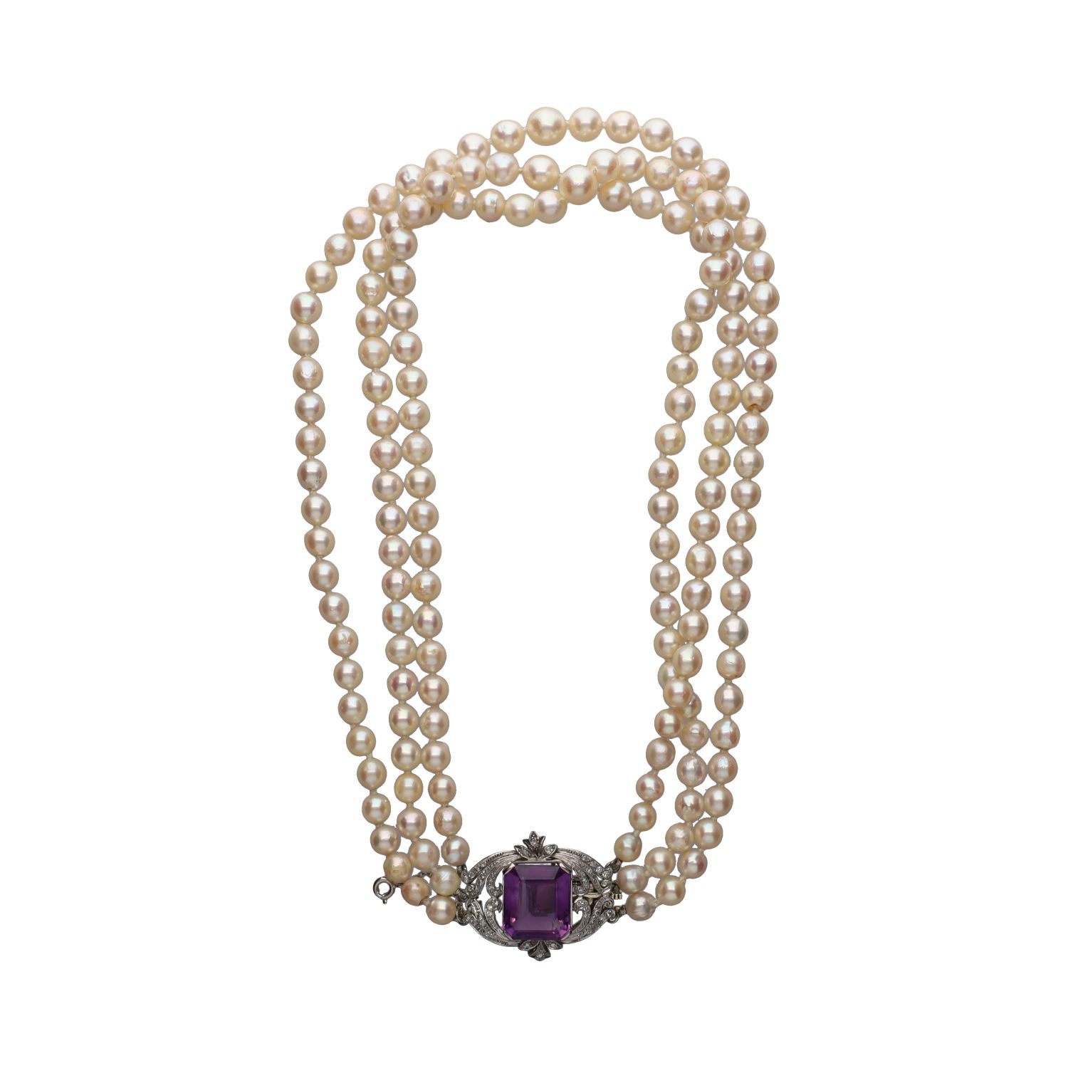 Collar de perlas con broche en oro blanco con amatista y diamantes.