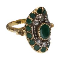 Sortija antigua en oro amarillo con esmeralda y diamantes. Talla 18.
