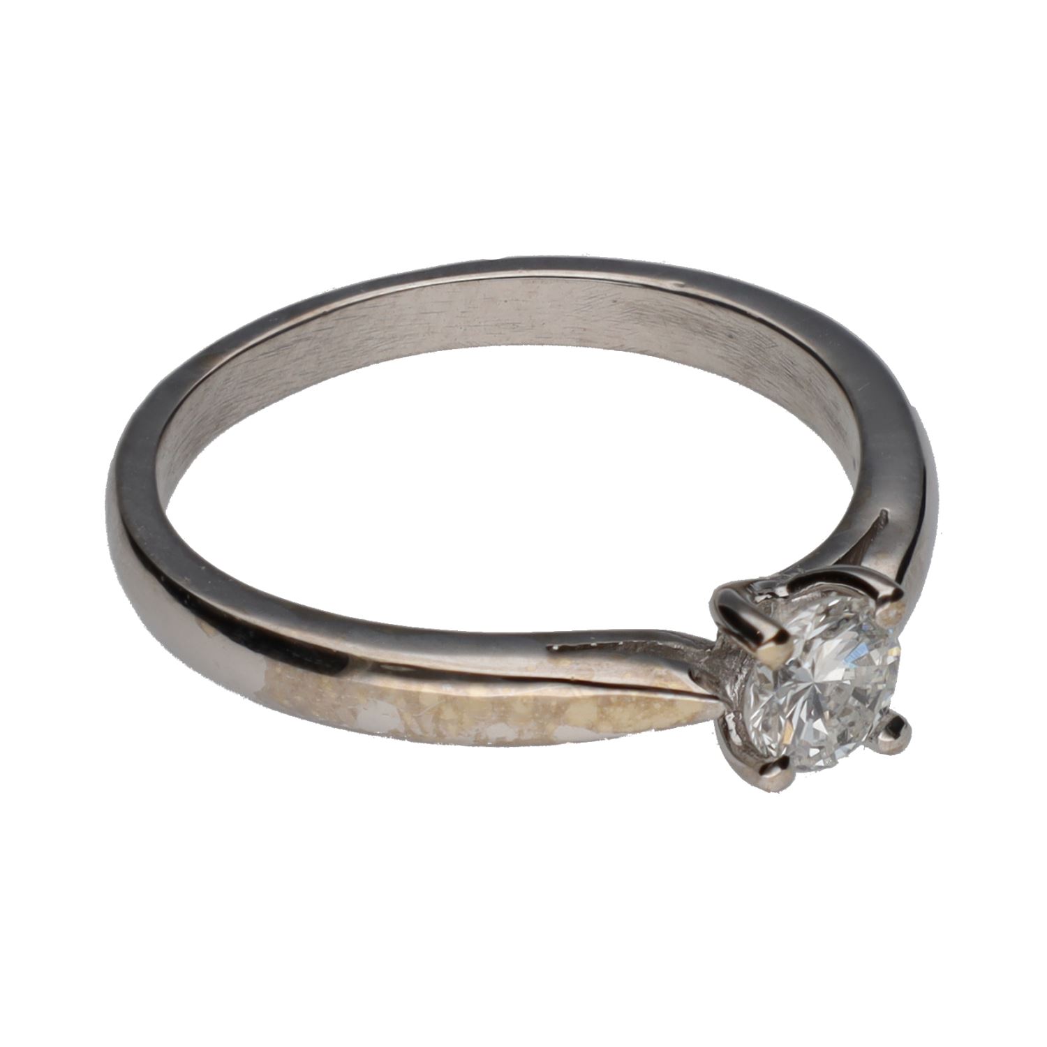 Sortija solitario en oro blanco con brillante.