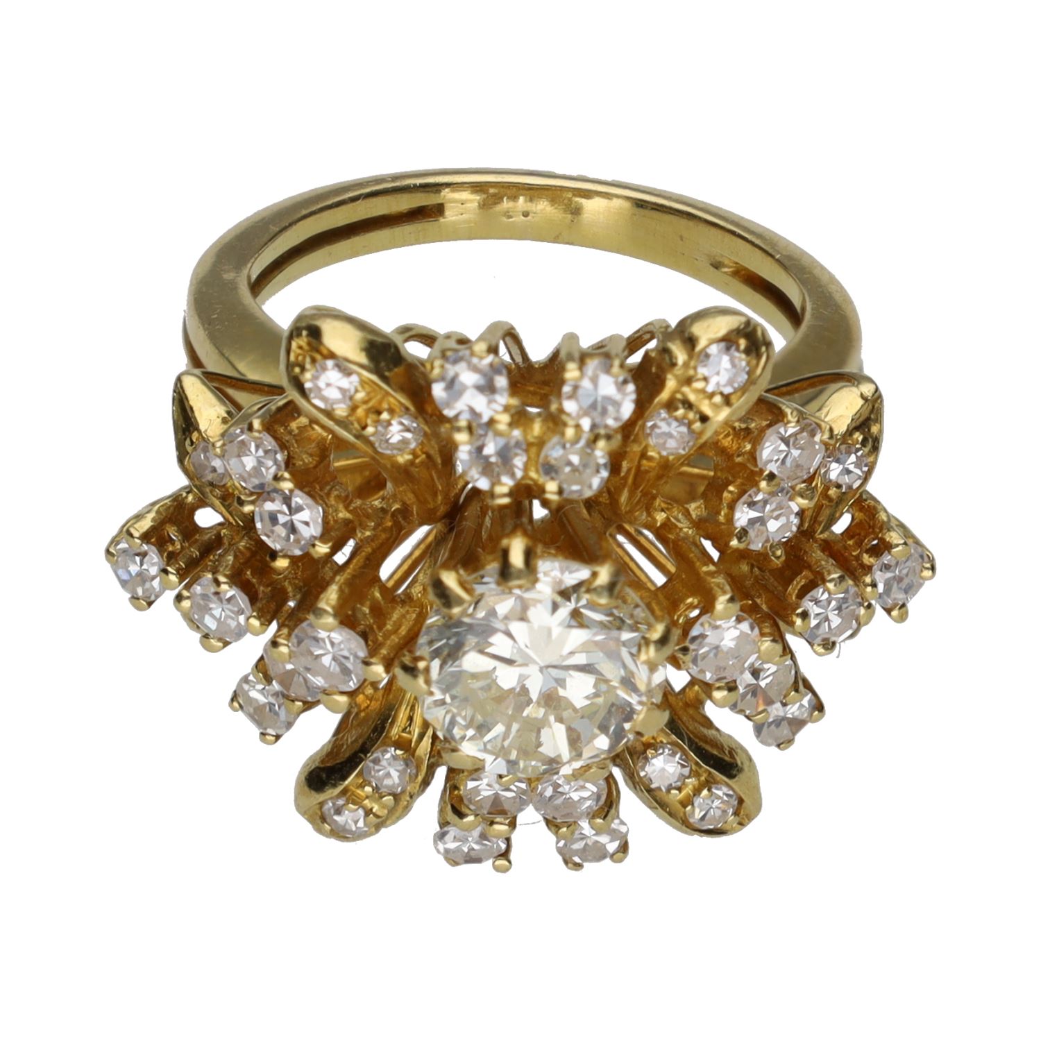 Sortija en oro amarillo con brillante central y detalles con brillantes. Talla 7.