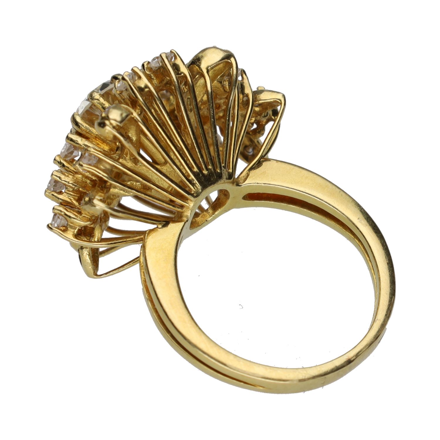 Sortija en oro amarillo con brillante central y detalles con brillantes. Talla 7.