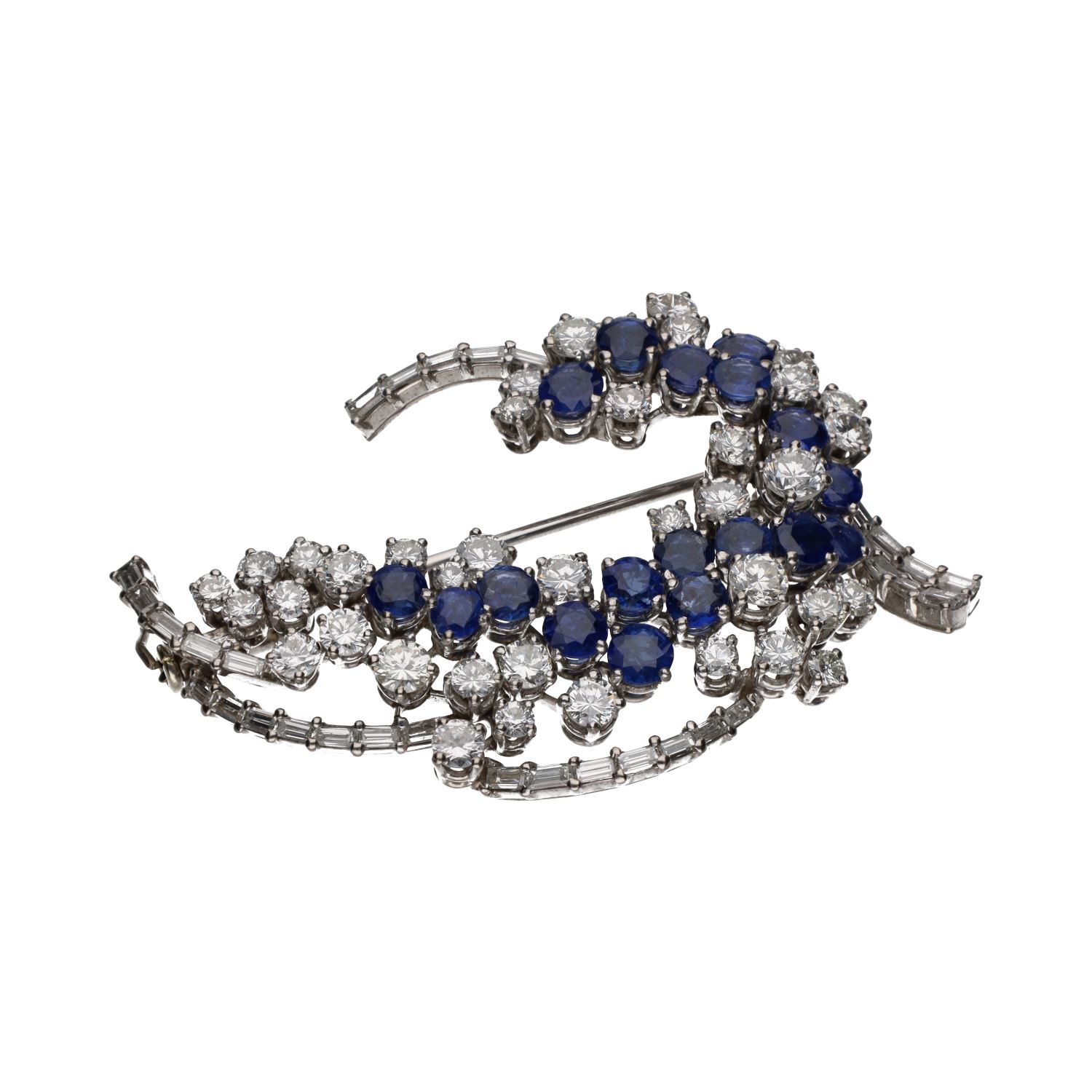 Broche en oro blanco con zafiros y brillantes.